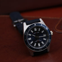 Carica l'immagine nel visualizzatore di Gallery, SLA107 Homage 6217 Reissue NH35A Blue Dial Waffle Strap