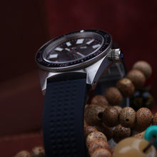 Carica l'immagine nel visualizzatore di Gallery, SLA107 Homage 6217 Reissue NH35A Blue Dial Waffle Strap