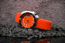 Load image into Gallery viewer, SEIKO Homage 6105 Turtle orange dial 

